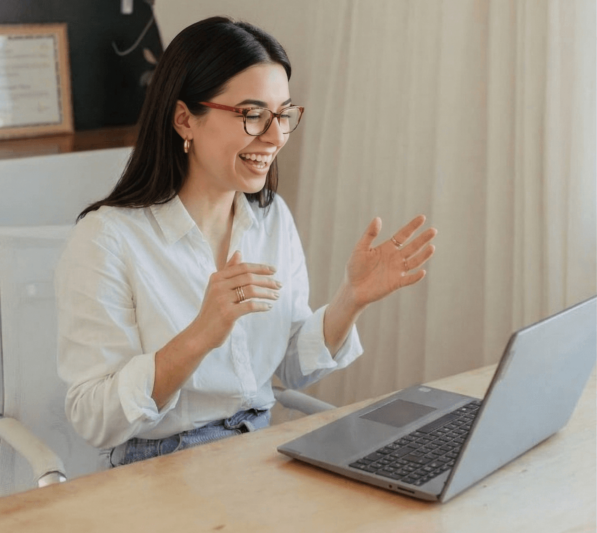 Mulher em sessão de terapia online